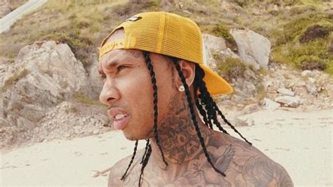 Tyga goes completely NUDE in beach snap and shares a shady。